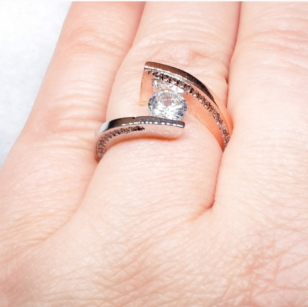 Size 6.5๐18k & S925 White Sapphire Unique Ring - Picture 5 of 6